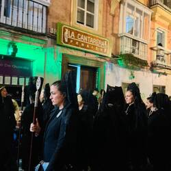 ..auch um zu Trauern. Die Prozessionen starten oft erst gegen Mitternacht, was..