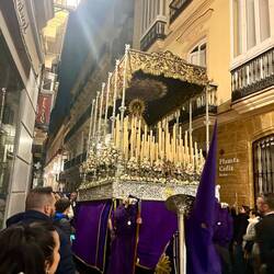 Getragen werden dabei nicht nur die Stationen des m Kreuzwegs..