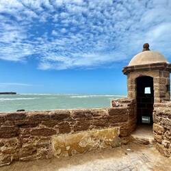 Umringt wird die Stadt von Küstenmauern, liegt sie doch großteils "im" Meer.