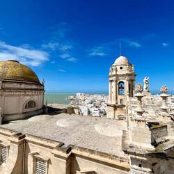 ..auf ihre golden glasierte Glaskuppel.