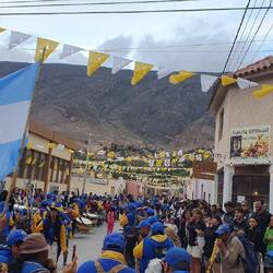 Die Pfadfinder bringen kurz vor Ostern die Jungfrau vom Berg ins Dorf und feiern das ausgiebig!