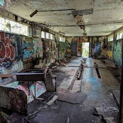 Gebäude auf dem Weg zum Flugzeug Wrack