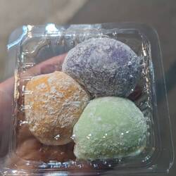Pick n mix mochi disappointed me, not very flavourful :( 3/10