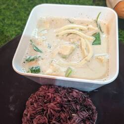 First green curry of the trip! Basil is added whole so isn't very green, still so delicious, 8/10