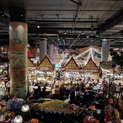 Ist by the way nur das UG mit Food Market - obendrauf kommen noch 8 Stockwerke