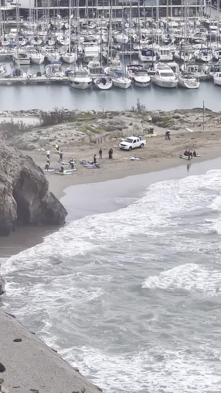 Blick auf die wartenden Surfer in der Bucht von Garraf