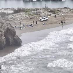 Blick auf die wartenden Surfer in der Bucht von Garraf