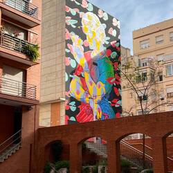 Riesengroßes Graffiti an einer Hauswand