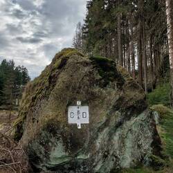 Die Grenze verläuft mitten durch den Felsbrocken!