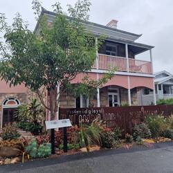 Etwa 20 min. zu Fuss von der City entfernt, ruhige gegend mit alten Queensland Häusern