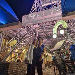 Im La Dolce Vita, Restaurant mit Eifelturm, mit meiner Gastmutter Toni