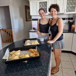 Osterhäsli backen mit Zoe, sie hat auch viel leckeres Abendessen mit ihrer Mama gekocht🥰