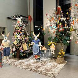 The hotel made an effort with their easter decorations to the joy of Elana and Bert!