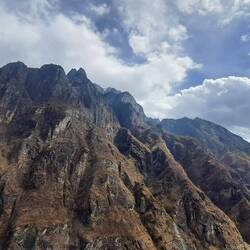 Von unten erscheinen die Felswände noch massiver