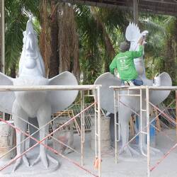 Die Grundierung aufsprühen.