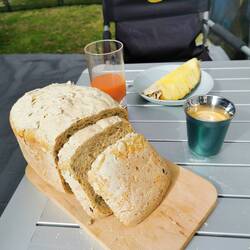 Frühstück draussen mit selbst gemachtem Brot.