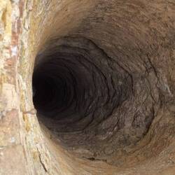 Brunnen mind. 500 m tief...