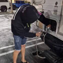 Jan installiert kurzerhand eine Aussendusche 💪🏼