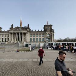 Schlange vor dem Reichstagsgebäude