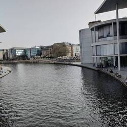 Die Spree zwischen Paul-Löbe-Haus und Bundestagsbibliothek (frühere Grenze)