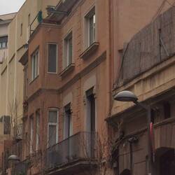 Mein Wohnhaus - oben die Terrasse...