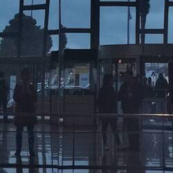 Voller Vorfreude am Flughafen