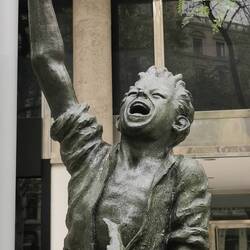 Was hat er denn? Steht nichts dran...