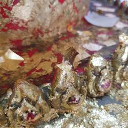 Da hab ich versucht das Goldblättchen anzubringen.