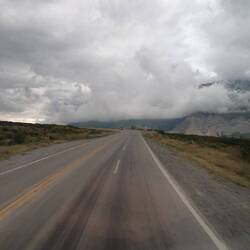 Langsam kommen wir in die felsige hochgelegene Region Jujuy und nähern uns Tilcara.