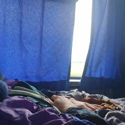 Wir werden nachts sehr durchgeschüttelt, können dafür aber ausschlafen 😄