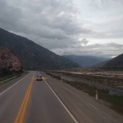 Kurz vor dem Ziel ziehen die Wolken über uns. Wir kommen im Dunkeln an.