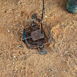 Durch die Trittplatte wird sie ausgelöst