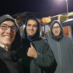 Auf dem Weg in die Moschee.