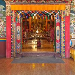 Dieser steht auf einem Berg am Rande der Stadt