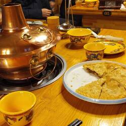 Yak Hot Pot gab es einmal, stilvoll in der Kupfer Schale angerichtet und gekocht.