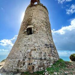 Eine Kletterstunde bei einem verlassenen Turm, wurde ohne Aussicht belohnt, jedoch begleitet..
