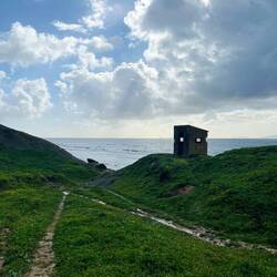 ..ich meine Reise, vorbei an Kriegsrelikten..