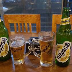 Wir wollten nepalesisches Bier und bekamen Tuborg