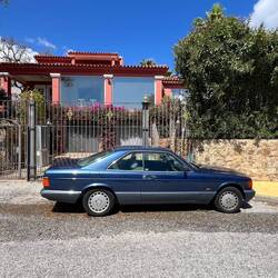 Was für ein Klassiker vor einem schönen Haus