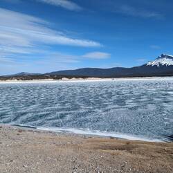 Abraham Lake, das weiße Runde sind Blasen im Eis