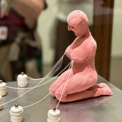 "Die gute Mutter". Ohne Arme kann die Unfähigkeit zur vollständigen Pflege/sich zu kümmern bedeuten