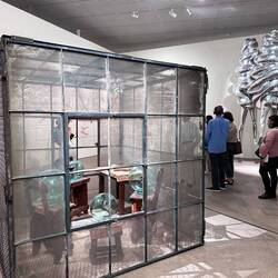 Sie ist bekannt für ihre "Zellen der Erinnerungen" (cells of memories). Hier die mit den Glaskugeln