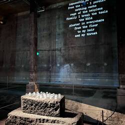 Sargähnliches Kunstwerk mit Schröpfgläsern. Spielt auf ihre Mutter an,die jahrelang schwer krank war