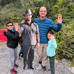 תצפית לקרחון, לא רואים קרחון אז הצטלמנו עם שלט