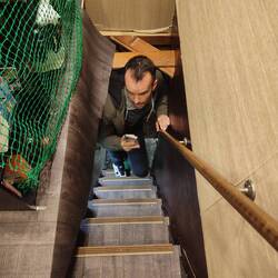 Mini passage d'accès a un étage d'un mini restaurant