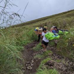 Die Porter tragen Campingausrüstung und Lebensmittel. Grössten Respekt vor dieser Leistung!!!!!
