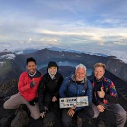 Unser Guide Rudi inkl. 3/5 vom Team haben den Gipfel erklommen! Zwei andere Mädels haben gekniffen!