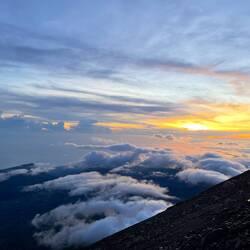 06:00 Uhr die Sonne kommt raus & der Gipfel zum greifen nahe