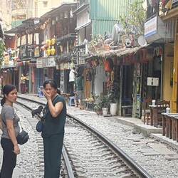 Zugstrecke durch die Gassen von Hanoi