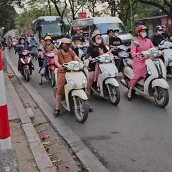 Hanoi hat 8.5 Mio. Einwohner, 6 Mio. Motorräder, 1 Mio. Autos